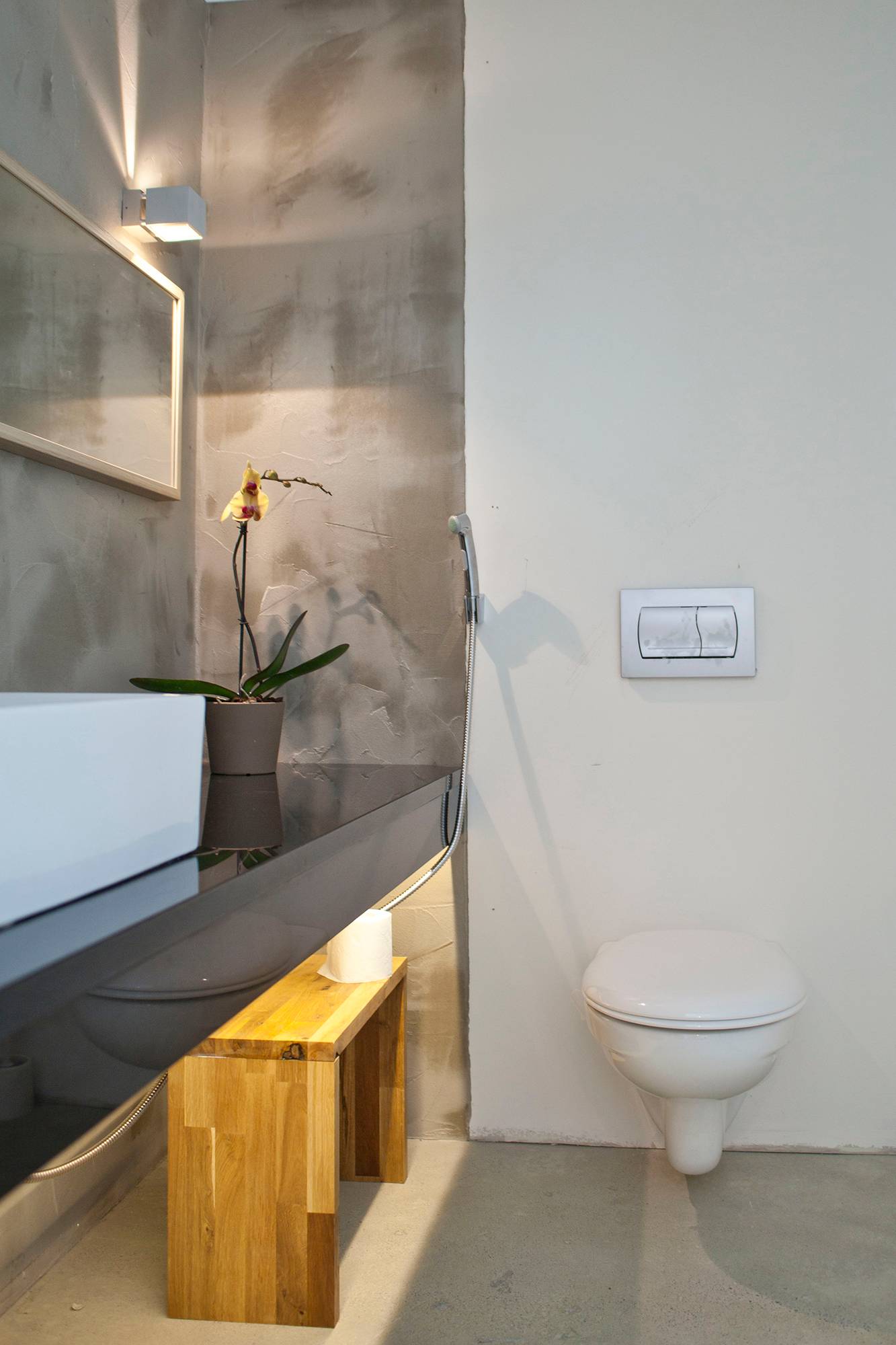 Dans la salle de bains, l\'éclairage indirect sous le niveau, qui sert à la fois de lumière d\'ambiance et de lumière nocturne, est activé par un détecteur de mouvement. Ledstore.fi